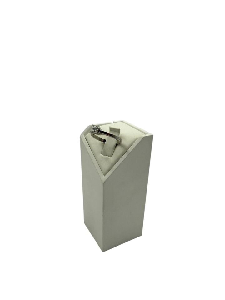 0.50ct Tektaş takoz tırnak yüzük