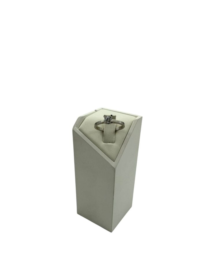 0.50ct Tektaş takoz tırnak yüzük